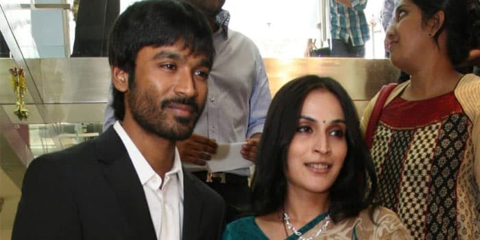 உற்சாக குத்தாட்டம் போடும் தம்பதியினர்.. போட்டி, பொறாமையில் தனுஷ், ஐஸ்வர்யா செய்த செயல்