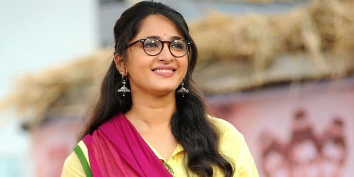 உயரத்தில் ஹீரோக்களுக்கு டஃப் கொடுக்கும் 7 நடிகைகள்.. அனுஷ்காவை தூக்கி சாப்பிட்ட அரேபிய குதிரை