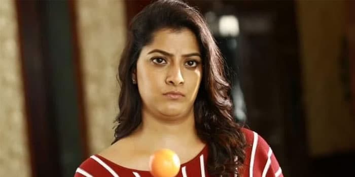 மக்களை ஏமாற்றி கேவலமான வேலை செய்யும் வரலட்சுமி .. பாடாய்படுத்தும் பணத்தாசை