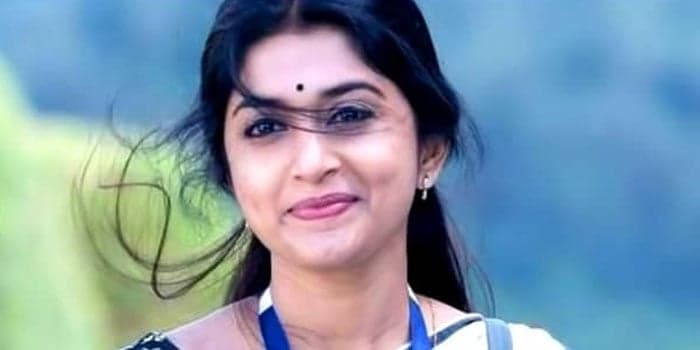 உலகின் 8-வது அதிசயம் நீங்கள்தான்.. கவர்ச்சி தூக்கலான போட்டோ ஷூட் நடத்திய மீரா ஜாஸ்மின்!