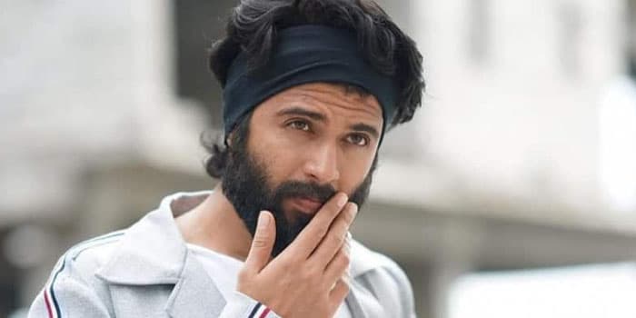 மட்டமான போஸ்டரை வெளியிட்ட விஜய் தேவரகொண்டா.. எப்படி இருந்த மனுசன் இப்படி ஆயிட்டாரே