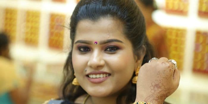 எதை வாங்குவறதுனே தெரியல.. கோல்டு பார்த்து திணறிப்போன அனு செல்வா