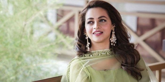 உள்ளுக்குள் ஆடை போட மறந்த பாவனா.. கண்டுபிடித்து கேவலப்படுத்திய நெட்டிசன்கள்
