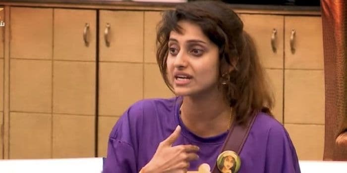செருப்பை கழட்டி அடிக்க போன ஆயிஷா.. கேவலத்தின் உச்சத்திற்கு சென்ற பிக்பாஸ் வீடு