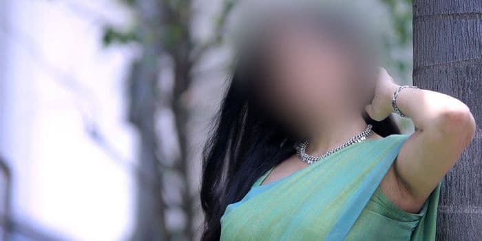 ஷூட்டிங் ஸ்பாட்டில் சரக்கு அடிக்கும் மாமி நடிகை.. சினிமா வாய்ப்பை இழந்து பின் கவர்ச்சி காட்டியும் எடுபடல