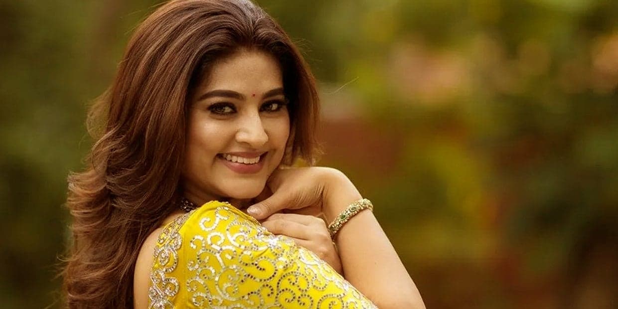 காதலித்தவர்களை அசால்ட்டாக கழட்டிவிட்ட 5 தமிழ் நடிகைகள்.. நம்பர் 1 லிஸ்டில் இருக்கும் புன்னகை இளவரசி