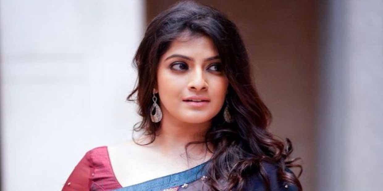 அந்த மாதிரியான கேரக்டர் எனக்கு மட்டும்தான் பொருந்தும்.. புது ரூட்டை பிடித்த வரலட்சுமி