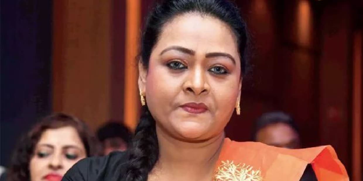 அட்ஜஸ்ட்மென்ட்காக நடிகைகளை ஜோடியாக்கும் நடிகர்.. ஷகிலாவிடம் வண்டவாளத்தை புட்டு புட்டு வைத்த நடிகை