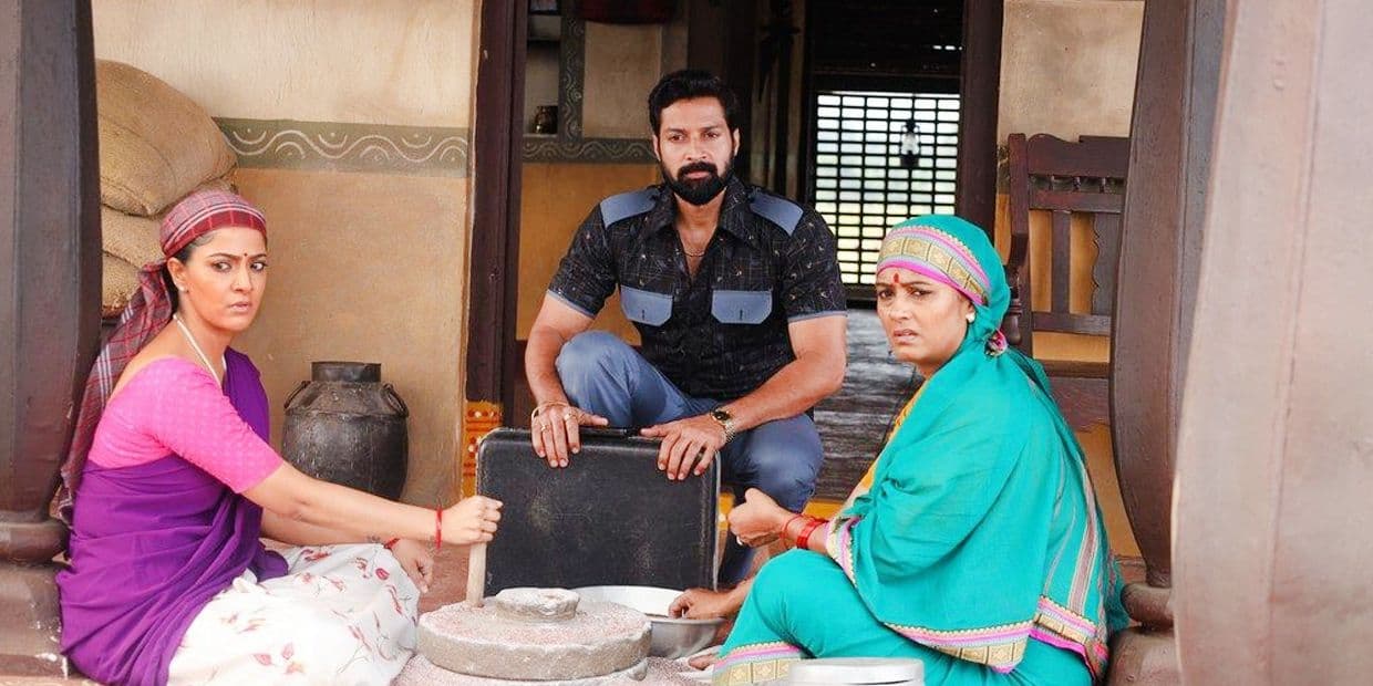 வரலட்சுமியின் கொன்றால் பாவம் எப்படி இருக்கு.? சுடச்சுட வெளிவந்த பிரிவ்யூ ஷோ ட்விட்டர் விமர்சனம்