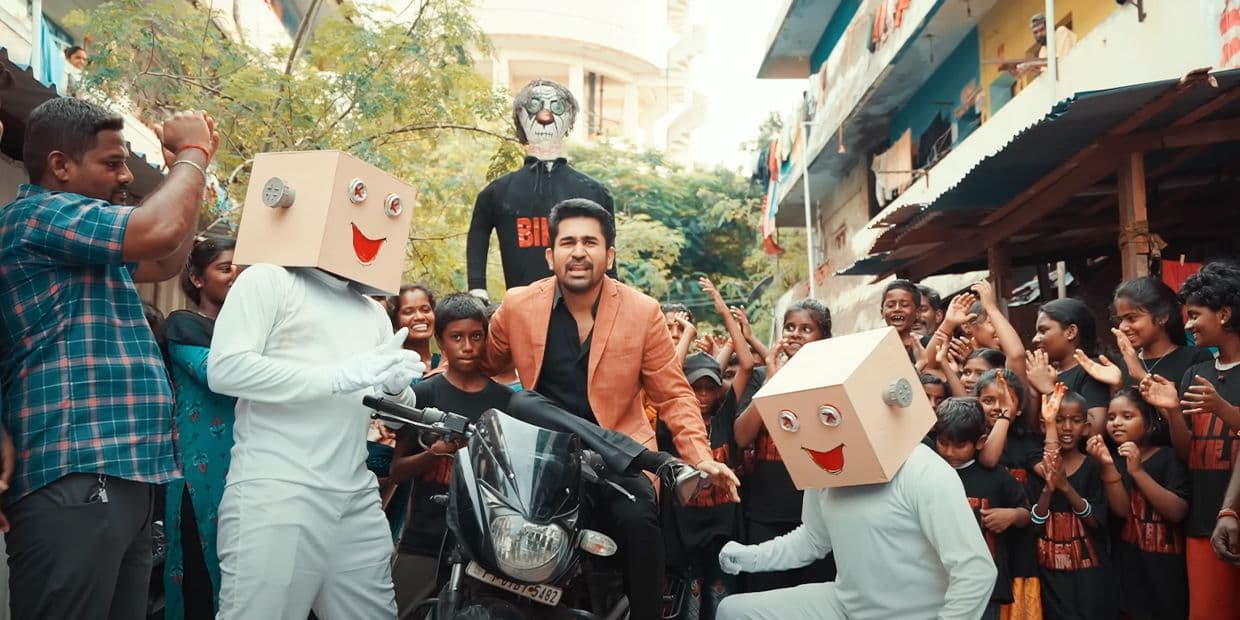 கெட்ட வார்த்தை கற்றுக் கொடுக்கும் விஜய் ஆண்டனி.. கல்லா கட்ட இப்படி ஒரு விளம்பரமா?