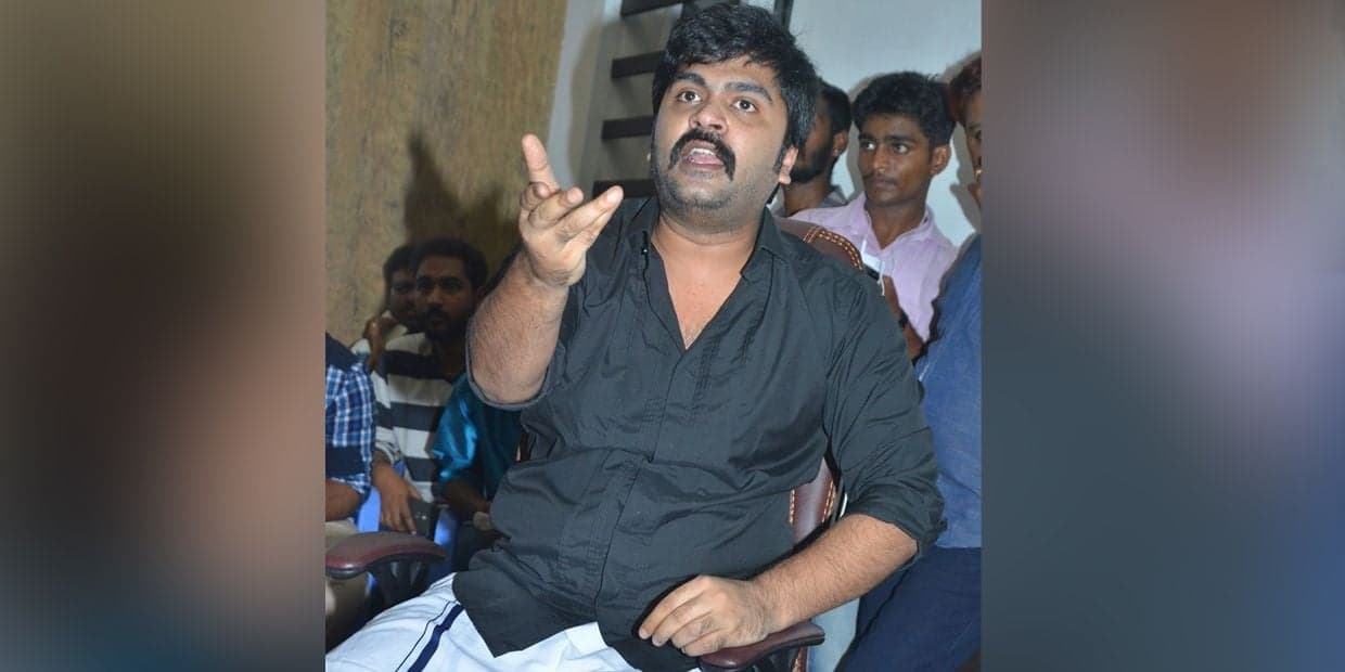 ஆளே டோட்டலா மாறி பாங்காங்கில் இருந்து சென்னை வந்த சிம்பு.. நீண்ட முடியுடன் கெத்தாக வந்த புகைப்படம்