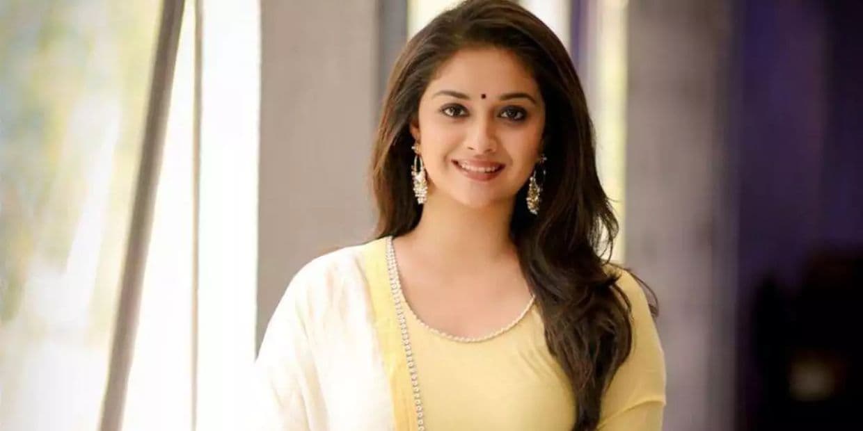 இருக்குற இடத்துக்கு ஏத்த மாறி பச்சோந்தியா மாறிக்கணும்.. திருப்பதியில் சர்ச்சையை கிளப்பிய கீர்த்தி சுரேஷ்