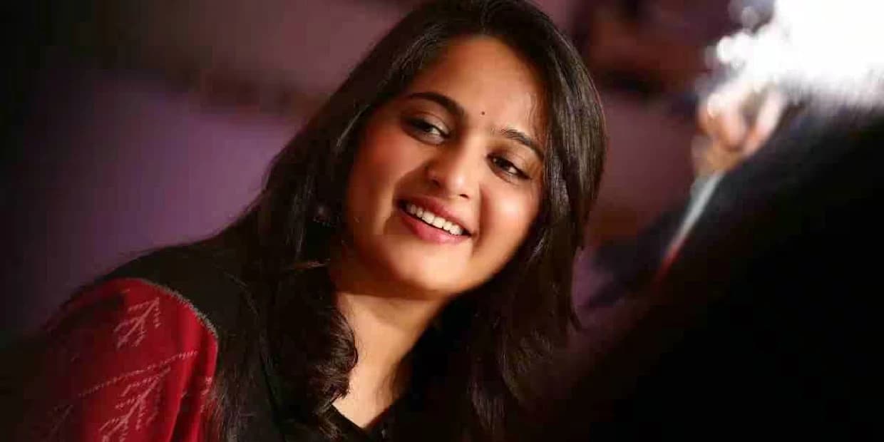 அனுஷ்காவை ஒருதலையாக காதலித்த பிரபல நடிகர்.. லிவிங் ரிலேஷன்ஷிப்பில் இருக்கிறாரா தேவசேனா?