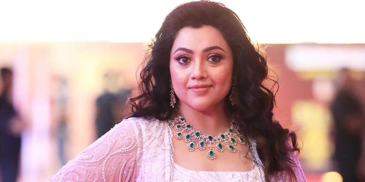 மீனாவின் அழகில் மயங்கி கிடந்த 4 நடிகர்கள்.. காதல் எனக் கூறி திருமணம் வரை சென்று கழட்டிவிட்ட சம்பவம்