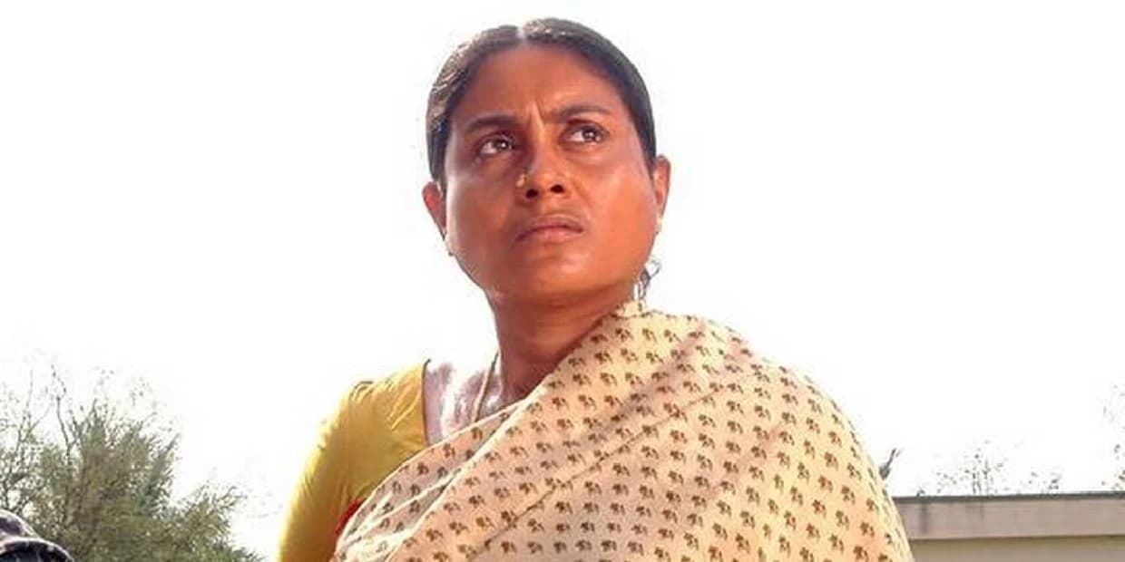 16 வயதில் திருமணம், ரெண்டு கல்யாண வாழ்க்கையும் சோலி முடிந்த பரிதாபம்.. சரண்யாவுக்கு டஃப் கொடுக்கும் நடிகை