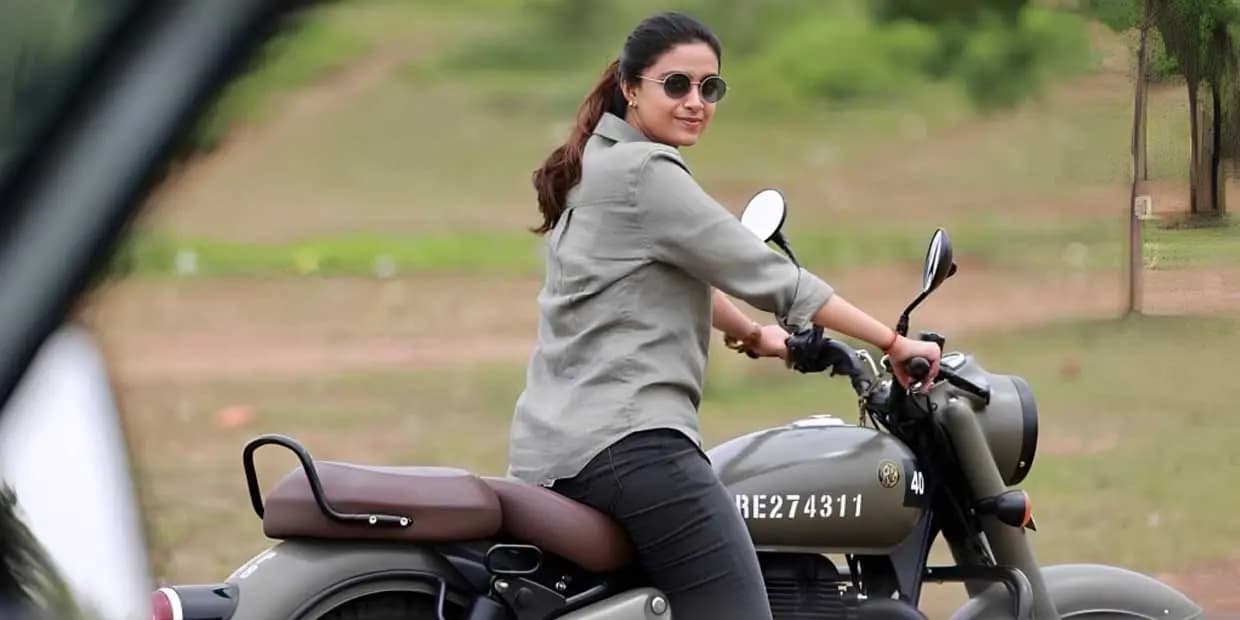 அப்பா வயது நடிகரிடம் மேடையில் அநாகரிகமாக கட்டிப்பிடித்த கீர்த்தி சுரேஷ்.. வாய்ப்பு கொடுத்தா என்ன வேணாலும் பண்ணுவீங்களா!