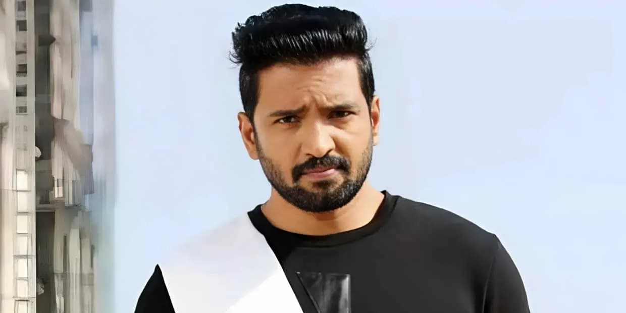 பழைய பாணியை வைத்து உருட்டும் சந்தானம்.. தொட முடியாத உயரத்திற்கு சென்ற போட்டி நடிகர்