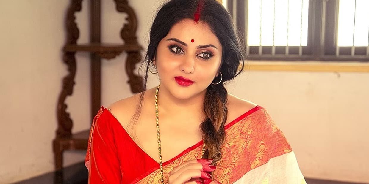 கவர்ச்சியை கையில் எடுத்தும் தோத்துப்போன 6 நடிகைகள்.. அட்ரஸ்சே இல்லாமல் போன அரேபிய குதிரை நமிதா