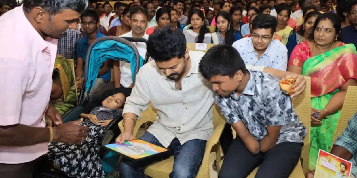 மாணவர்கள் எடுத்த உறுதிமொழி, புது கெட்டப்பில் மேடையை அலறவிட்ட TVK தளபதி.. இங்கு நல்ல தலைவர்கள் இல்ல!