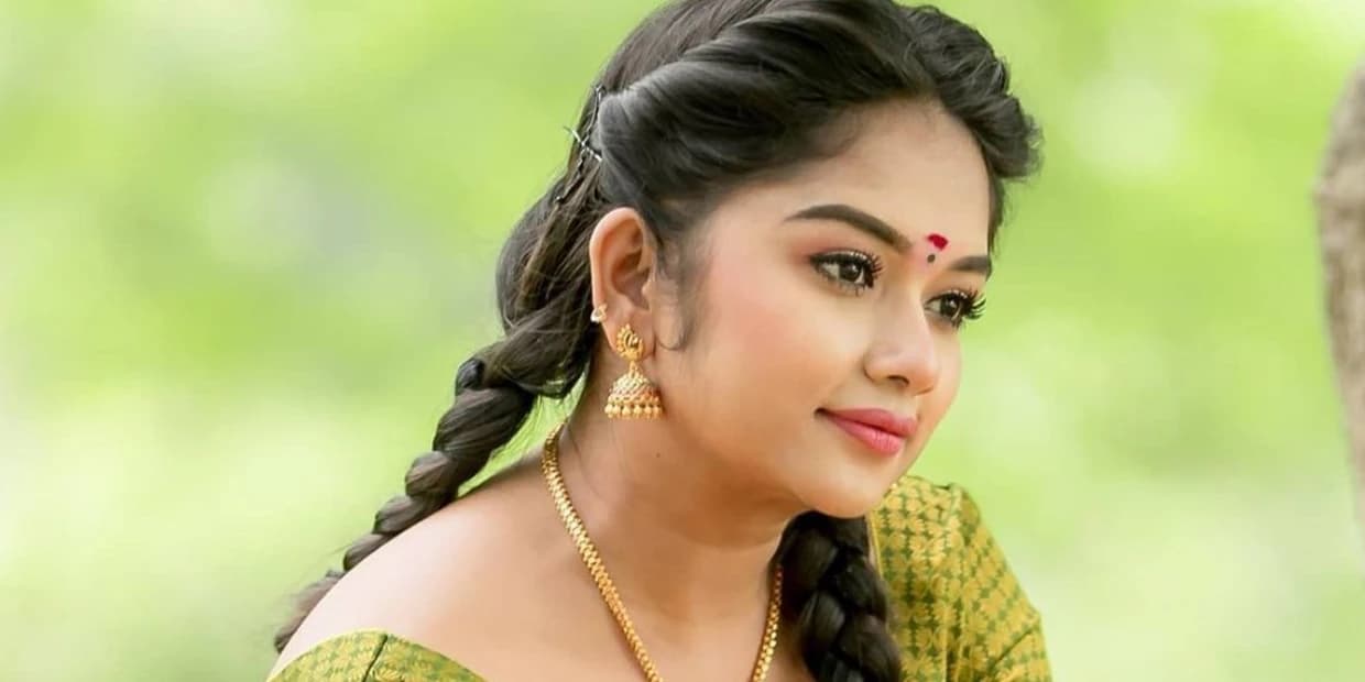 இவங்க சீரியல் நடிகைன்னா நம்பவா முடியுது.. மஞ்சள் சேலையில் மயக்கும் பிரீத்தி சர்மா