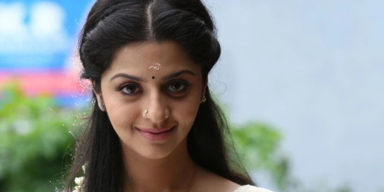 பிகினியில் பூந்து விளையாடும் வேதிகா.. என்ன இப்படி கிளம்பிட்டாங்க