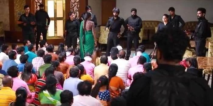 தீவிரவாதியிடம் கெத்தாய் பேசி கழுத்தறுத்த கண்ணம்மா.. குளிர்காயும் வெண்பா