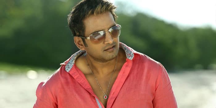 பணத்திற்காக சந்தானத்தை ஃபாலோ பண்ணும் காமெடியன்.. போங்க பாஸ் இப்படி அசிங்கப்பட்ட பலபேரை பார்த்தாச்சு