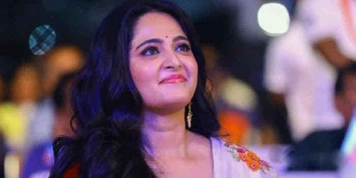 பாகுபலியோடு முடிந்த கேரியர்.. மனசு சரியில்லாமல் துபாயில் அவரின் அணைப்பில் இருக்கும் அனுஷ்கா