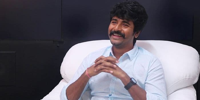 ஒரே சமயத்தில் என்ட்ரி.. அகலக்கால் வைத்த டைமிங் நடிகரை பின்னுக்கு தள்ளி டாப் கியரில் சிவகார்த்திகேயன்