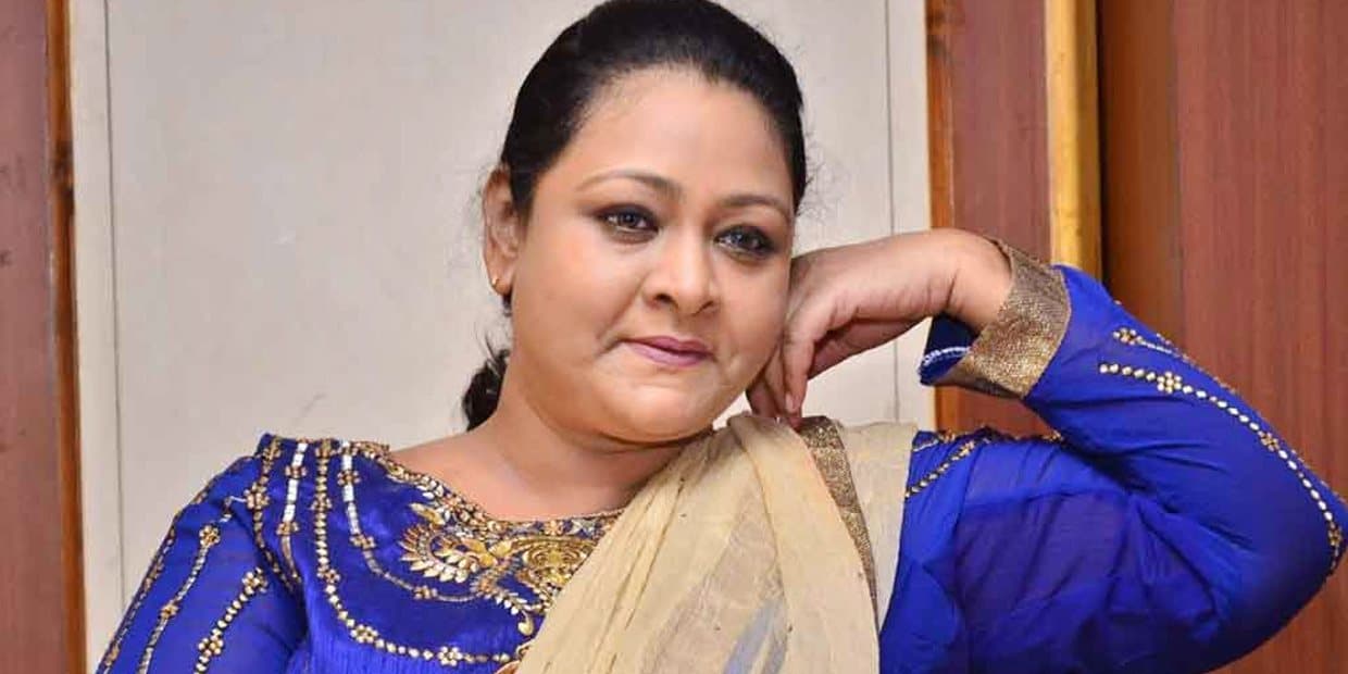 90களின் ஆம்பளை ஷகிலா இந்த ஹீரோதான்.. குடும்பத்தோடு சேர்ந்து பார்க்க முடியாத 5 படங்கள்