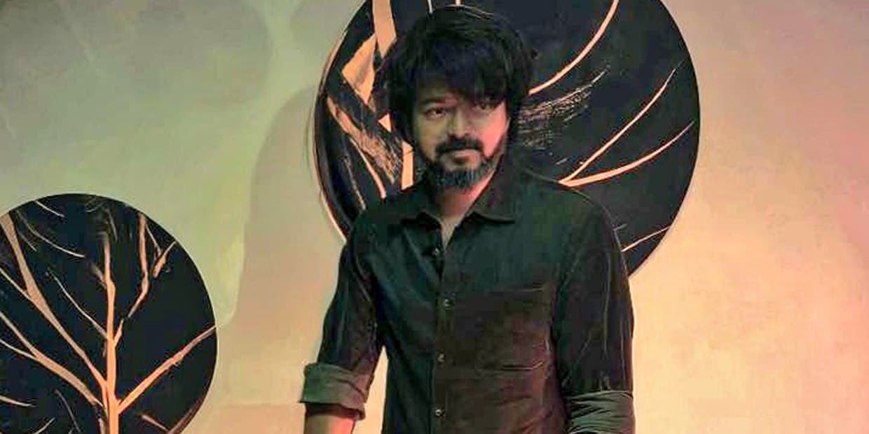 பட்டாகத்தியுடன் கேக் வெட்டிய விஜய்.. பிரபல பத்திரிக்கையால் கொந்தளித்த ரசிகர்கள்