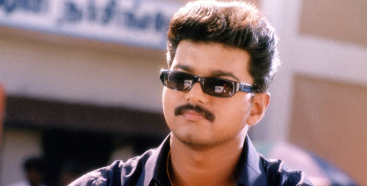மூன்று ஹீரோக்களுக்காக பின்னணி பாடல் பாடிய விஜய்.. 23 வருடத்திற்கு முன் பட்டி தொட்டி எங்கும் ஒலித்த பாடல்