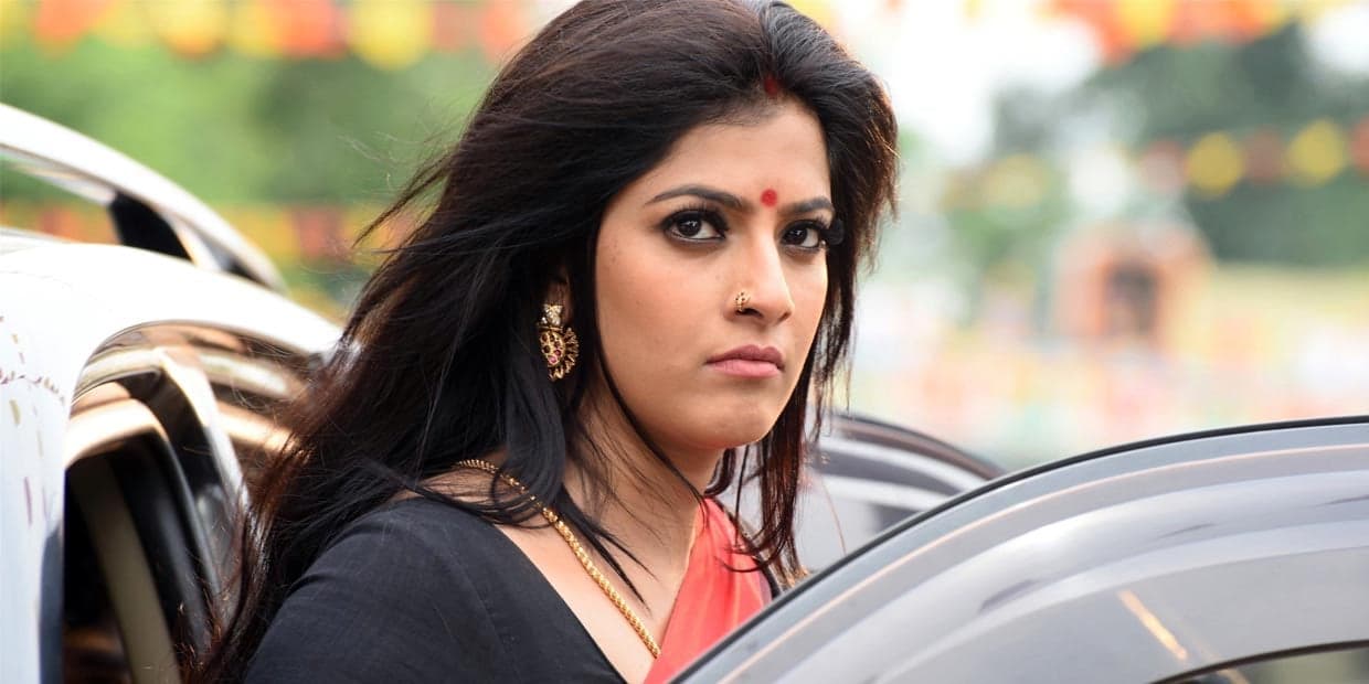 அவருக்கு ஜோடியாக நடிப்பீர்களா.? பட ப்ரோமோஷனில் பத்ரகாளியாக மாறிய வரலட்சுமி
