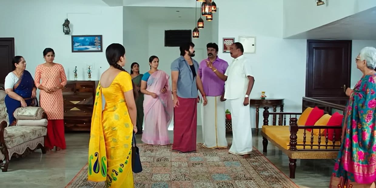 குணசேகரனை நடுரோட்டில் அவமானப்படுத்திய ஜான்சி.. தம்பி காலில் விழுந்து கும்பிட்ட பரிதாபம்