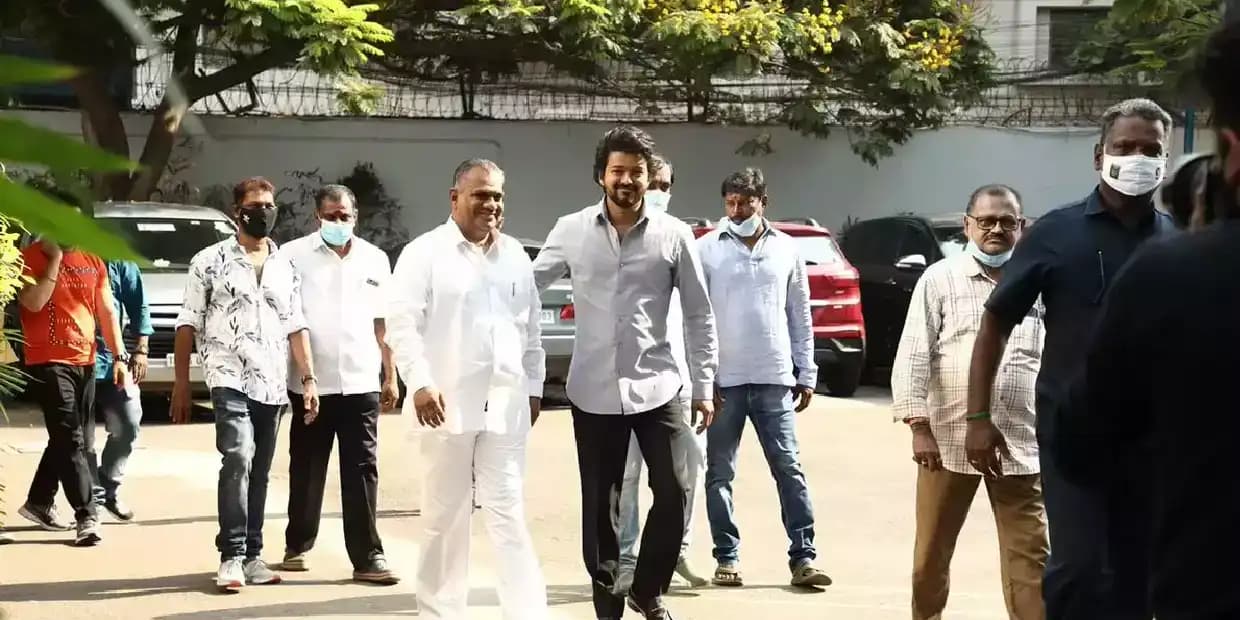 வீட்டை பாதுகாக்க தெரியாத நீ, எங்கள பாதுகாக்க போறியா.? புஸ்சி ஆனந்த் சூழ்ச்சியில் மாட்டிக் கொண்டாரா விஜய்?