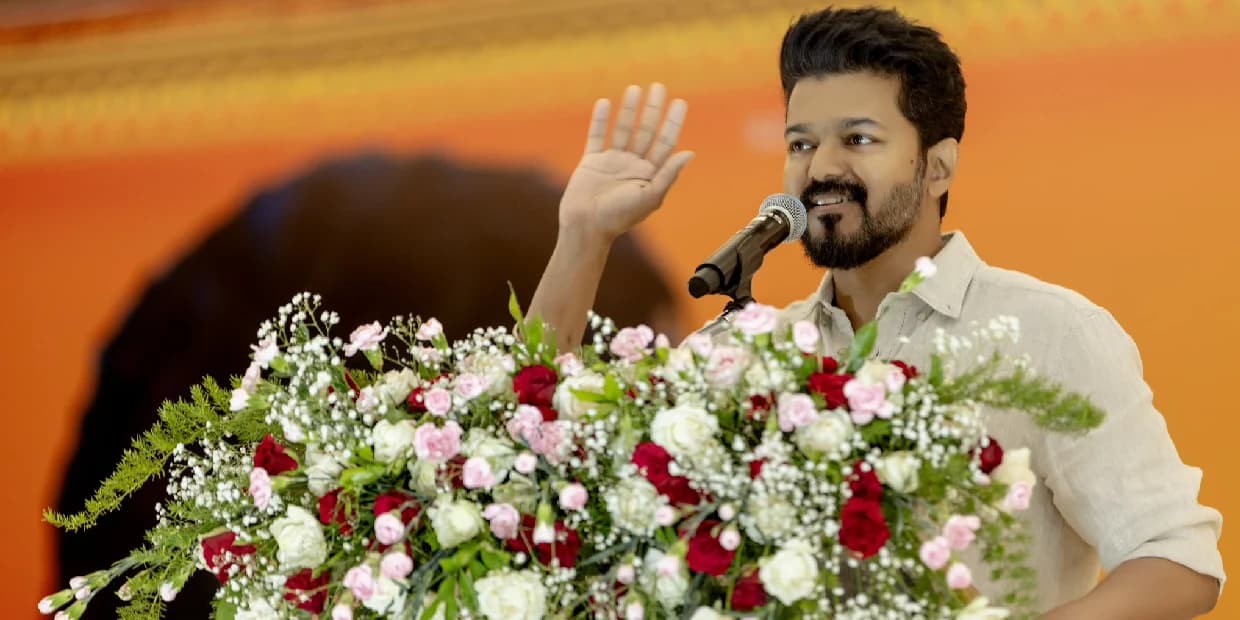 இது எப்புட்றா, அடுத்த செகண்ட்டே பப்ளிசிட்டி செய்யும் தளபதி வலதுகரங்கள்.. முழு அரசியல்வாதியாக மாறிய விஜய்