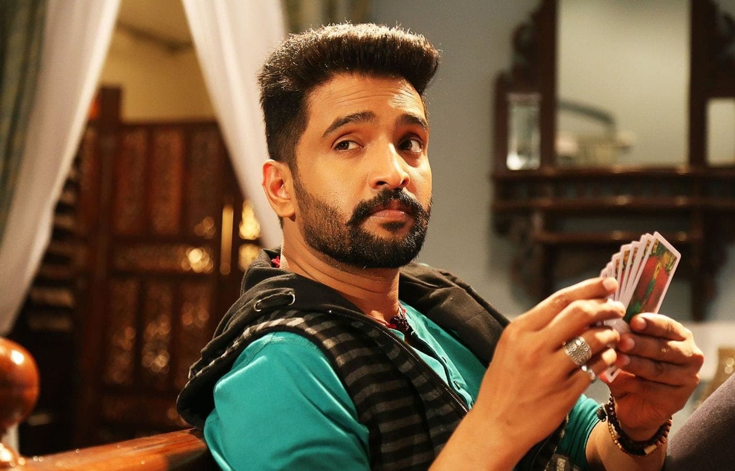 நடுராத்திரியில் வந்த போன் கால்.. பிளான் B-யை கையில் எடுத்த சந்தானம்