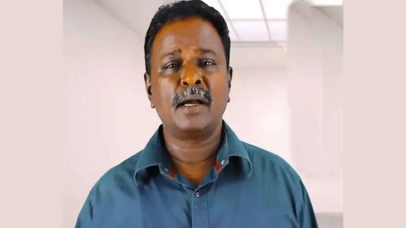 திடீரென்று தலையில் தூக்கி வைத்து கொண்டாடப்படும் ப்ளூ சட்டை மாறன்.. என்னவா இருக்கும்?