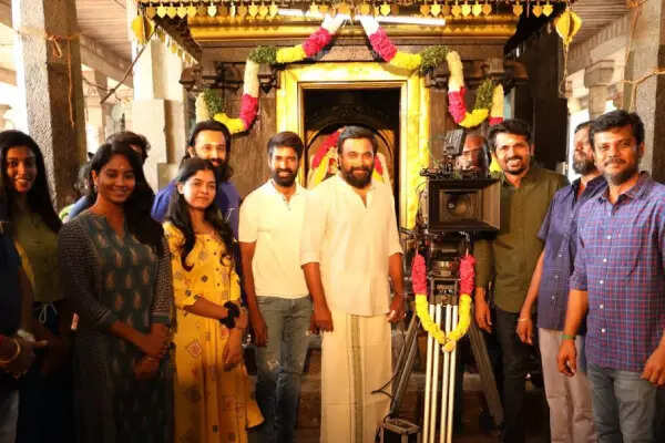 வெற்றிமாறனுடன் கூட்டணி போடும் சசிகுமார்.. மீண்டும் கதாநாயகனாக அவதாரம் எடுக்கும் சூரி