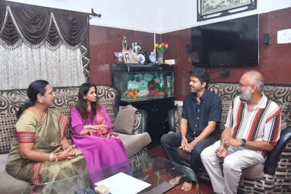 கேப்டன் மகன்களை அரவணைத்து நின்ற விஜய்.. பிரேமலதாவை கோட் டீம் சந்திக்க இதுதான் காரணம்