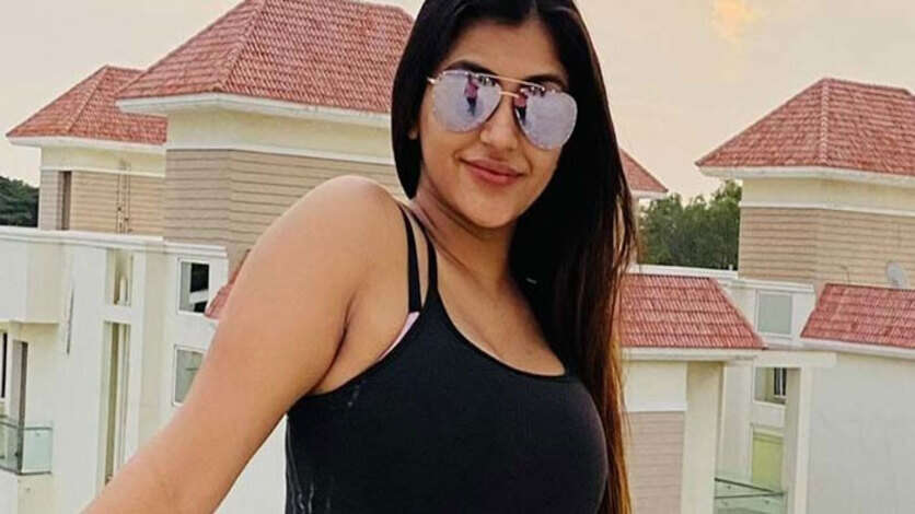 லிப் லாக் கிஸ் அடித்த யாஷிகா.. எல்லாத்தையும் செஞ்சுட்டு இப்ப இந்த புகைப்படம் தேவையா!