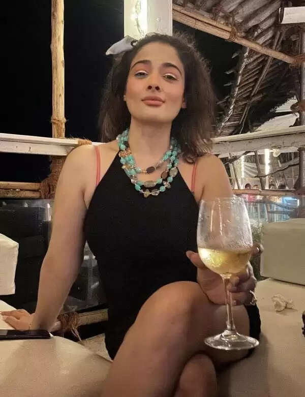 42 வயதிலும் குடிக்கு அடிமையான ஆன்ட்டி நடிகை.. ஃபுல் போதையில் புகைப்படம் வெளியிட்ட கிரண்