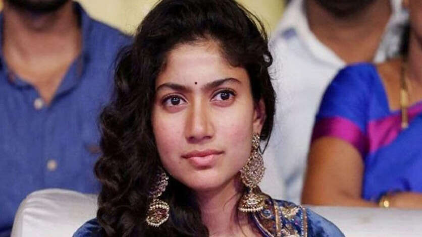 டாப் ஹீரோவுக்கு கொக்கி போட்ட சாய் பல்லவி.. மேடையில் போட்ட சரியான பிட்டு