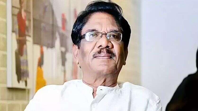 'R' செண்டிமெண்ட்டில் பாரதிராஜா வளர்ந்தவிட்ட 5 நடிகைகள்.. கருப்பழகியை வெற்றி ஹீரோயினாக்கிய இமயம்