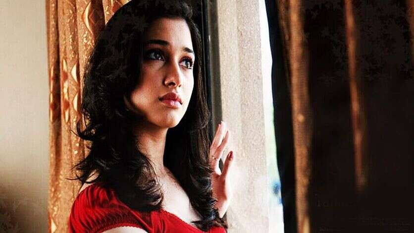 ஒரு கோடி சம்பளம் கொடுத்தது  சும்மாவா.. தமன்னாவிடம் அநாகரிகமாக நடந்து கொண்ட இயக்குனர்