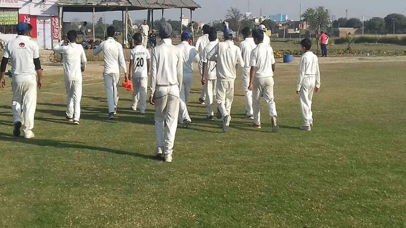 பௌண்டரி அடிச்சிட்டு உடனே மரணித்த கிரிக்கெட் வீரர்.. இப்படி கூட மைதானத்தில் மரணம் வருமா?