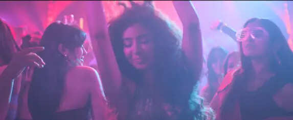 நம்ம பேபி சாராவா இது.. 20 வயது மூத்த நடிகருக்கு ஜோடியான விக்ரமின் ரீல் மகள்