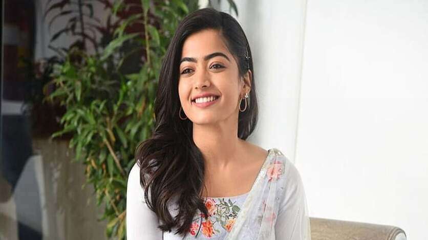 பிட்டு துணியில் டிரஸ் தச்ச ராஷ்மிகா.. விருது விழாவில் அரங்கேறிய கூத்து