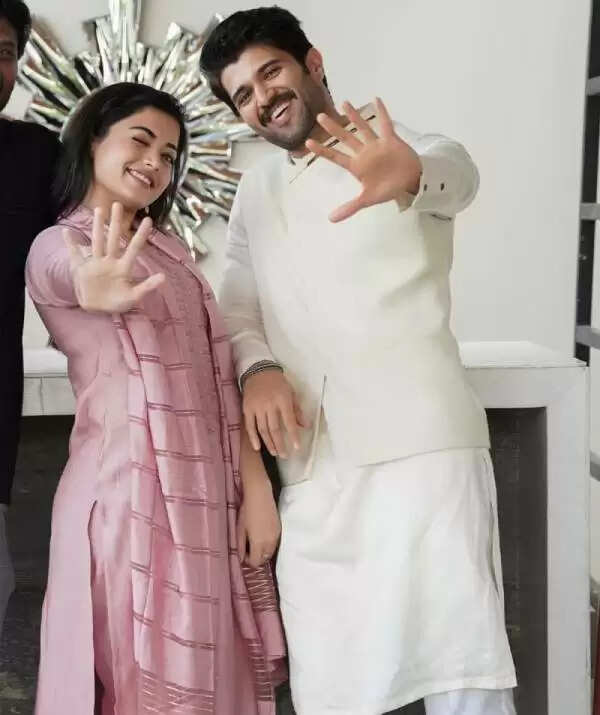 பழைய நிச்சயதார்த்தம், புதிய காதல்.. ரஷ்மிகாவைச் சுற்றி கிளம்பிய ட்ரோல்கள்!