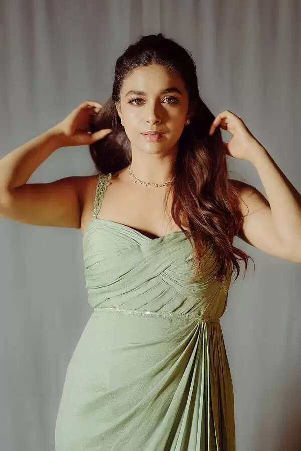 முதல்முறையாக மொத்த கவர்ச்சியும் இறக்கிய கீர்த்தி சுரேஷ்.. இளசுகளை சுண்டி இழுக்கும் புகைப்படங்கள்